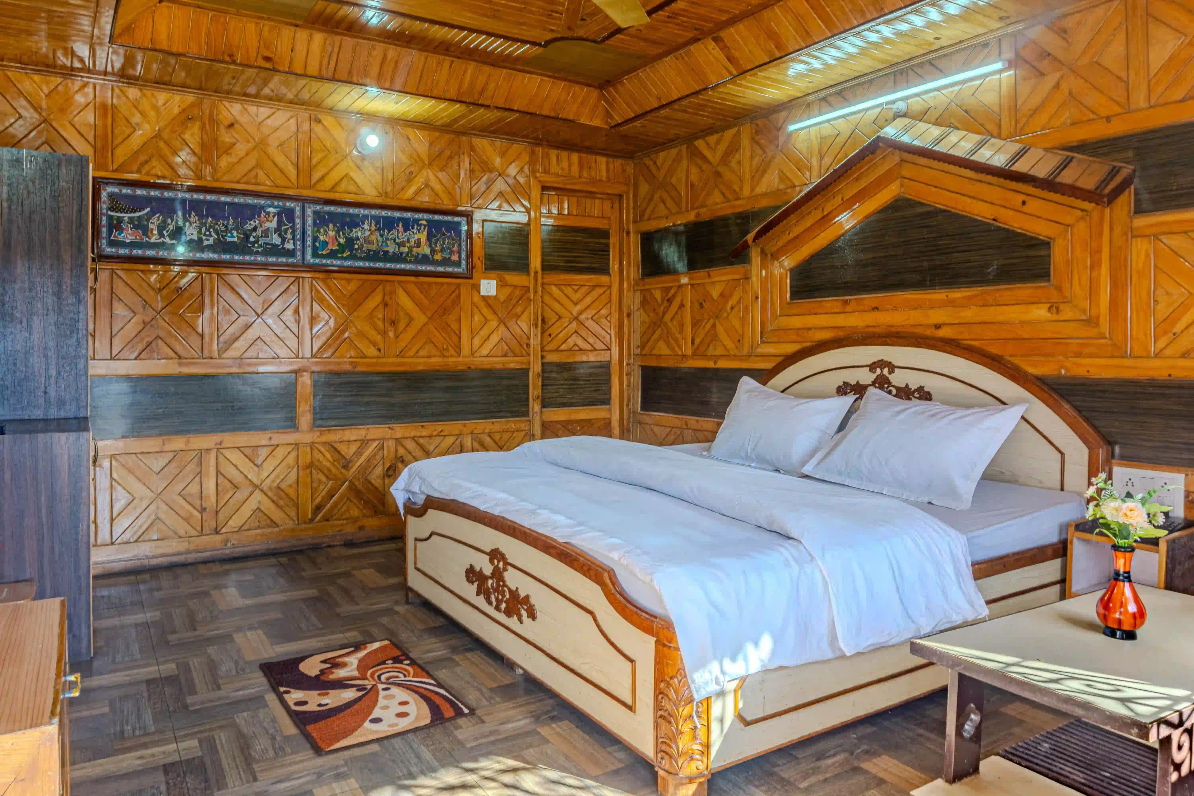 Hotel Vikrant front entrance and road access